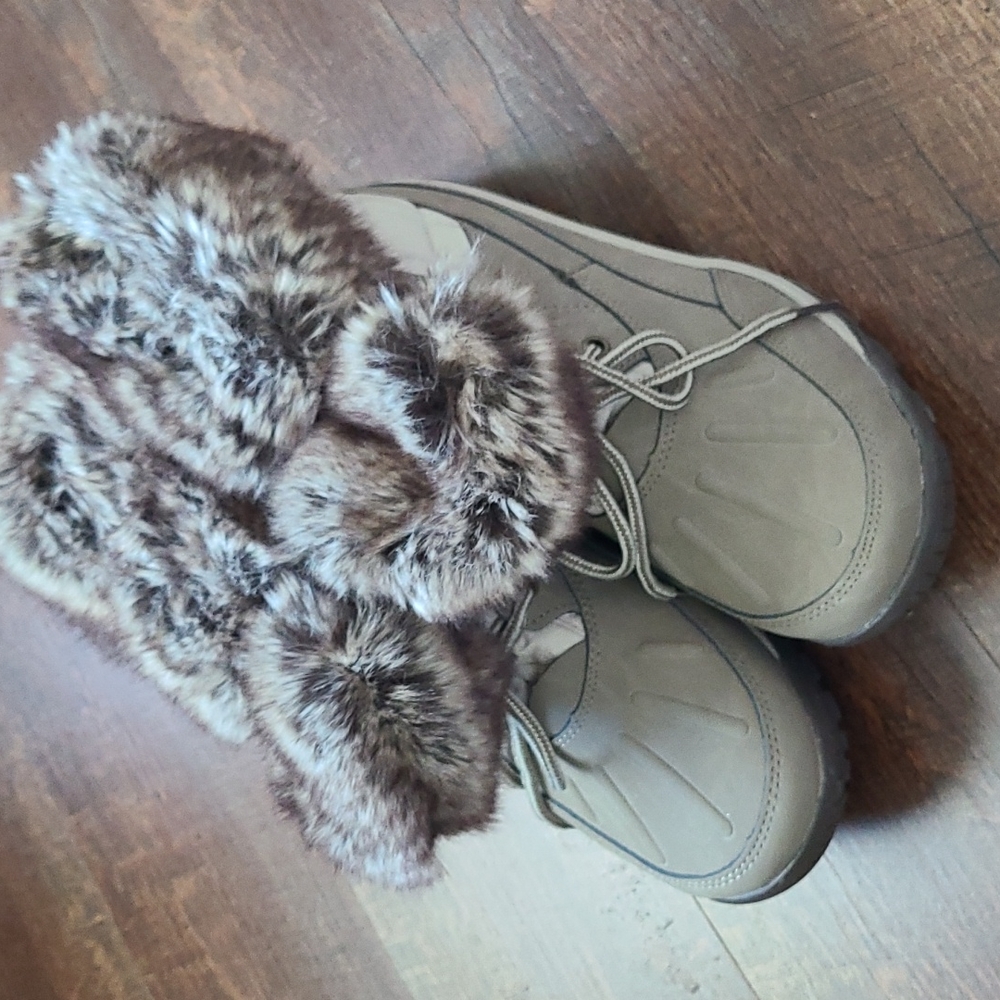 Bearpaw boots size 8